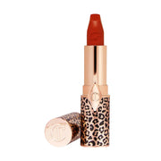 Charlotte Tilbury, Hot Lips 2, Krämigt läppstift, Röd Het Susan, Påfyllningsbar, 3.5 g